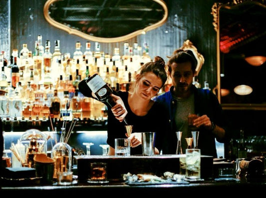 Juliette Larrouy : L'Artiste des Cocktails, Maître de l'Équilibre et de l'Élégance
